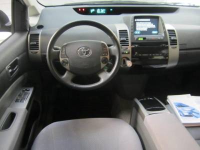 Toyota Prius (NHW20), Executive
